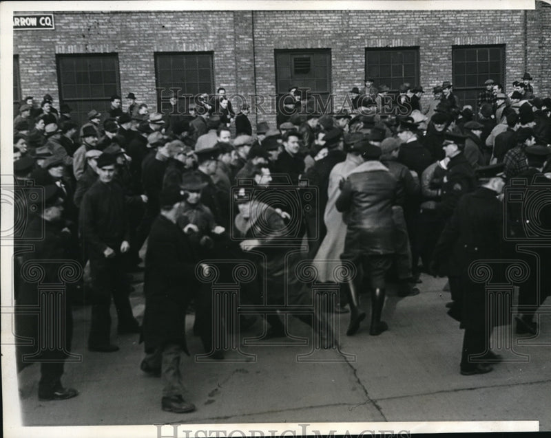Load image into Gallery viewer, 1941 Press Photo Police driving pickets away from entrances to the Allis-Chalmer
