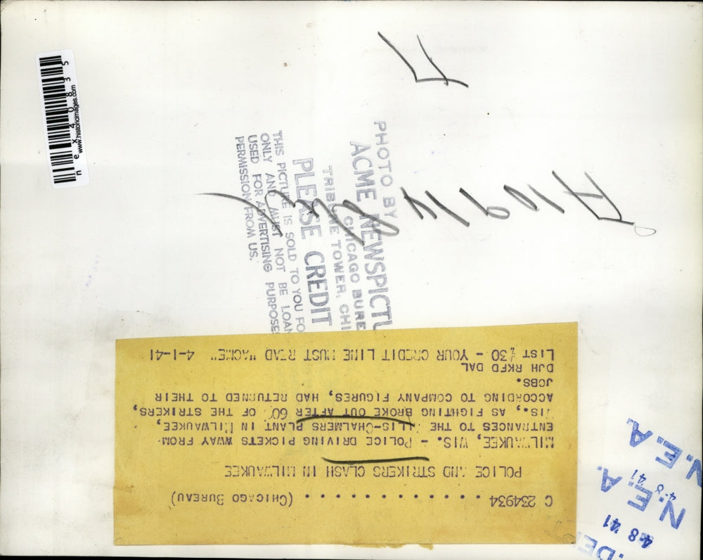 1941 Press Photo Police driving pickets away from entrances to the Allis-Chalmer