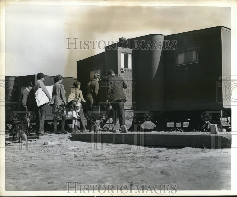 1942 Press Photo Expansible trailers with four rooms with James Jones of PPHA- Historic Images