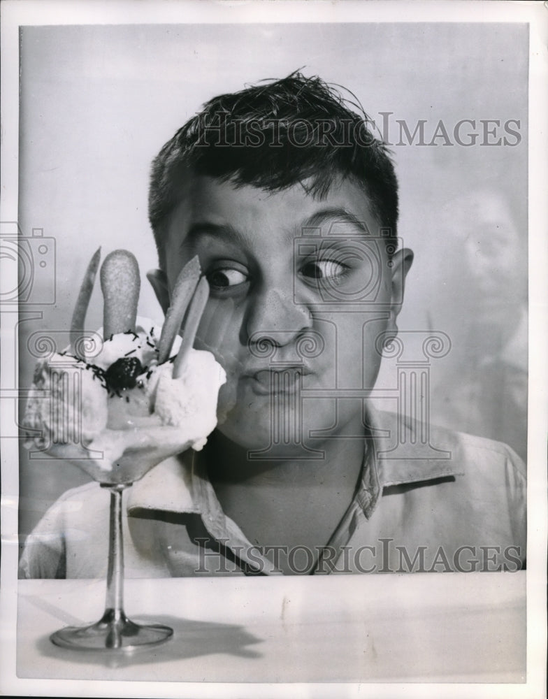 1953 Press Photo Giovanni Quatromani Ogles an Ice cream in a Rome Pastry Shop