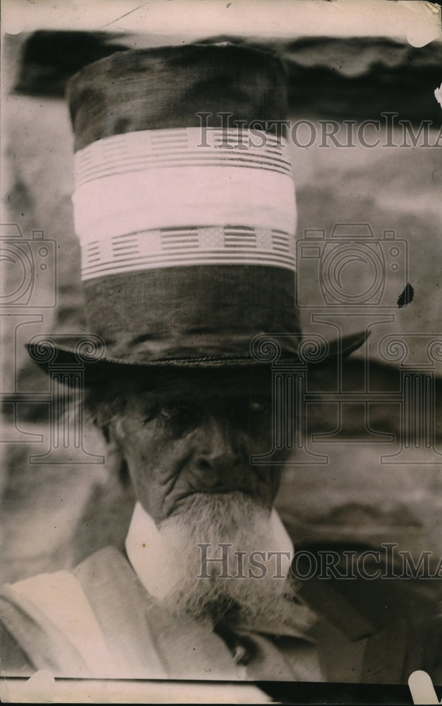 1920 Press Photo Hardin wearing the GOP Hat
