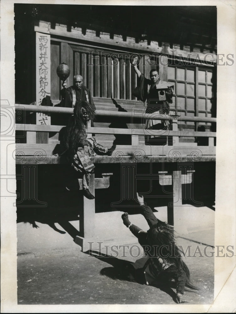 1933 Press Photo Setsubun observed at the Nishiarai Temple, Tokyo, Japan
