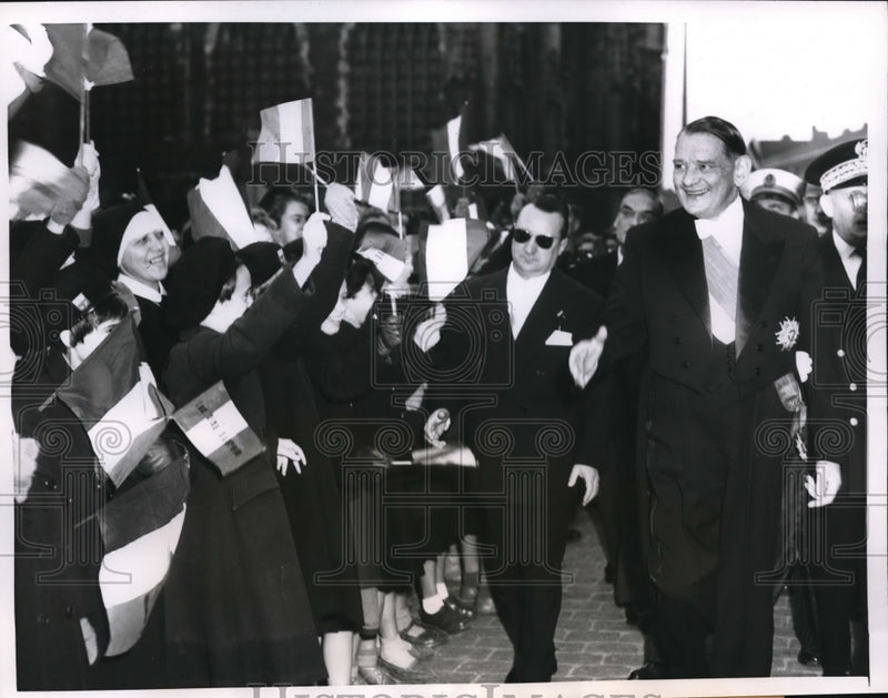 Load image into Gallery viewer, 1955 Press Photo France President Bene Coty cheered by the children
