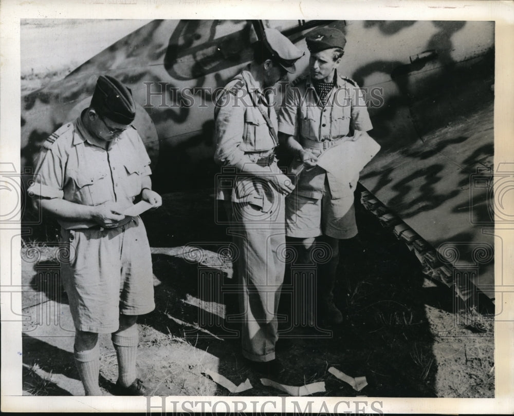 1943 Press Photo R.A.F. officers discuss route at a recently captured airport