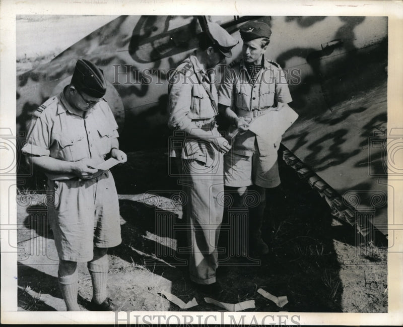 Load image into Gallery viewer, 1943 Press Photo R.A.F. officers discuss route at a recently captured airport
