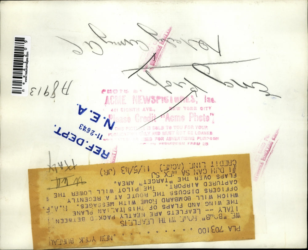 1943 Press Photo R.A.F. officers discuss route at a recently captured airport