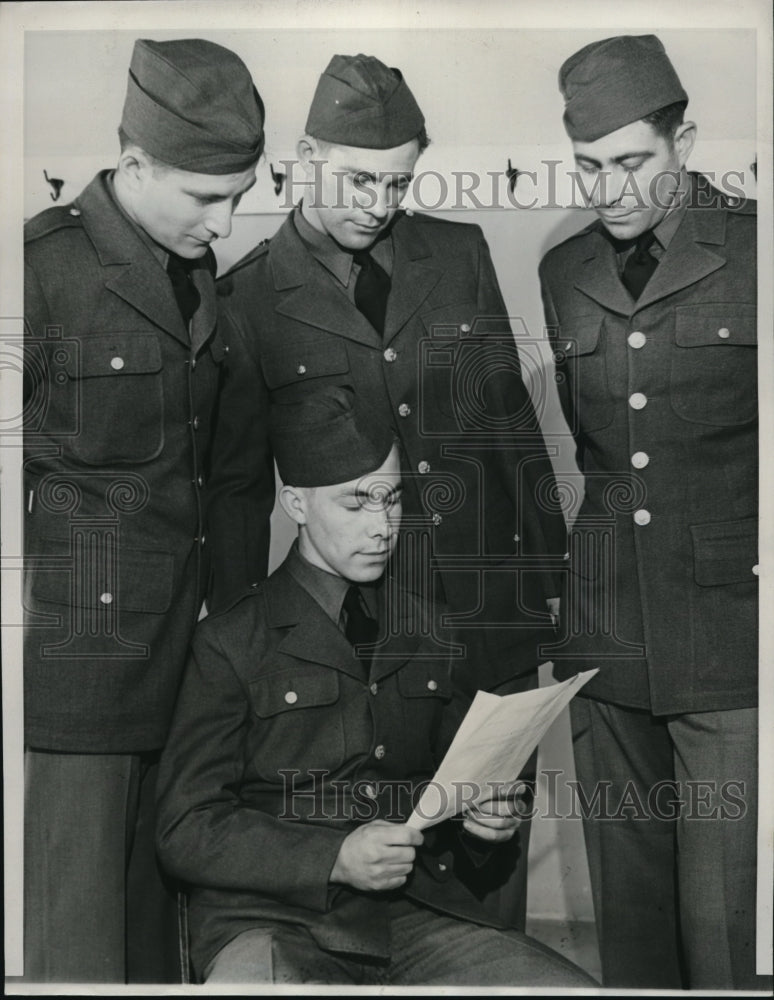 1941 Press Photo Harkless brothers report for service at Ft. Sheridan