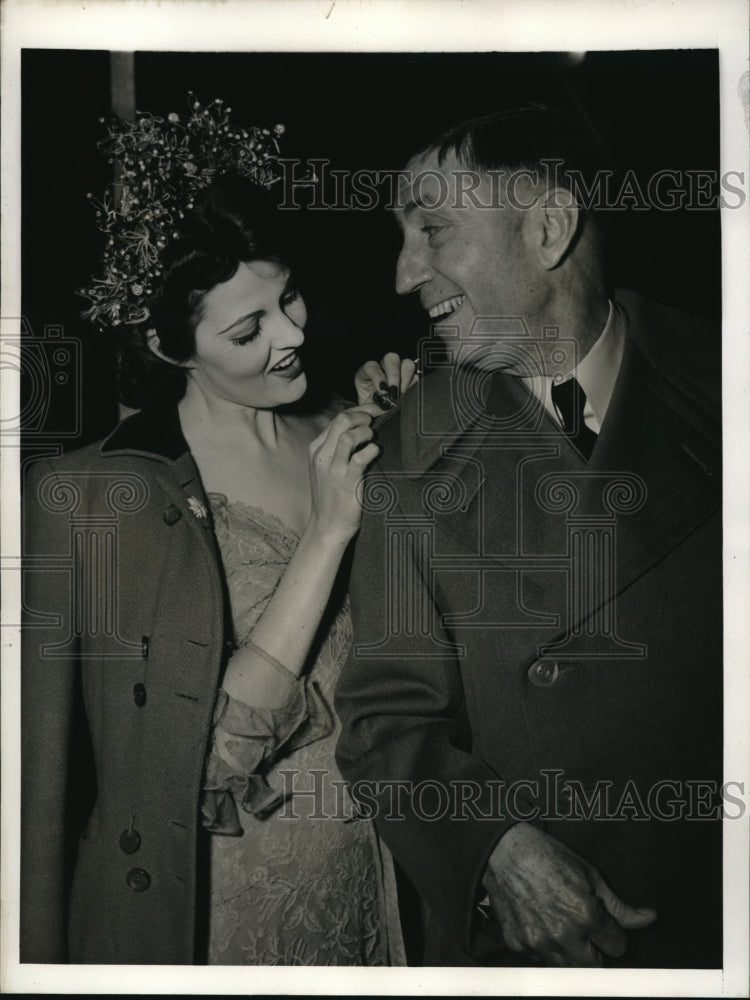 1941 Press Photo Francisca Simms, of Company of comedian collects a souvenir