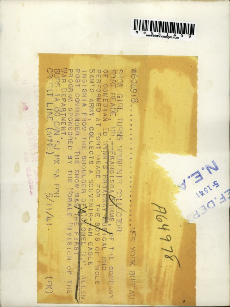 1941 Press Photo Francisca Simms, of Company of comedian collects a souvenir