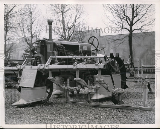 1951 Press Photo Paris KH-42 farm machinery at Agri expo ar Versailles
