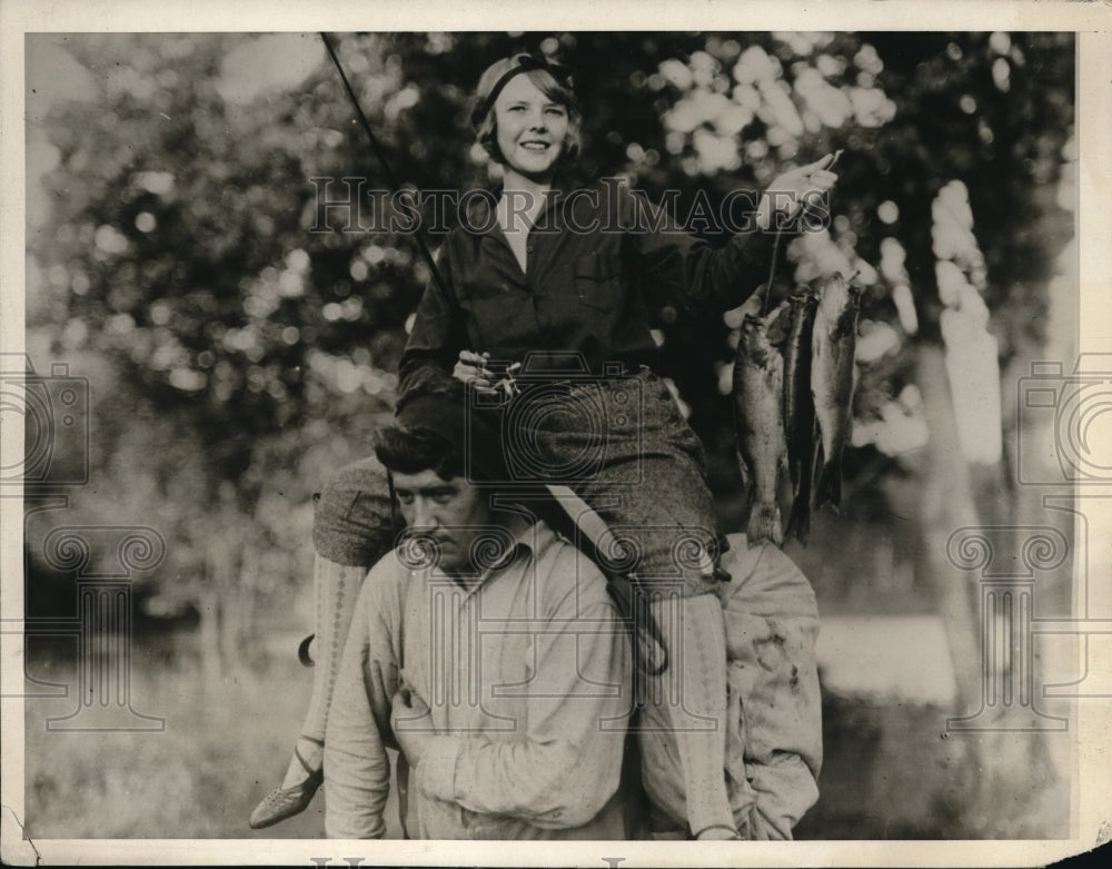 1929 Press Photo Joe La flames carries Louise Chewning and models her catch