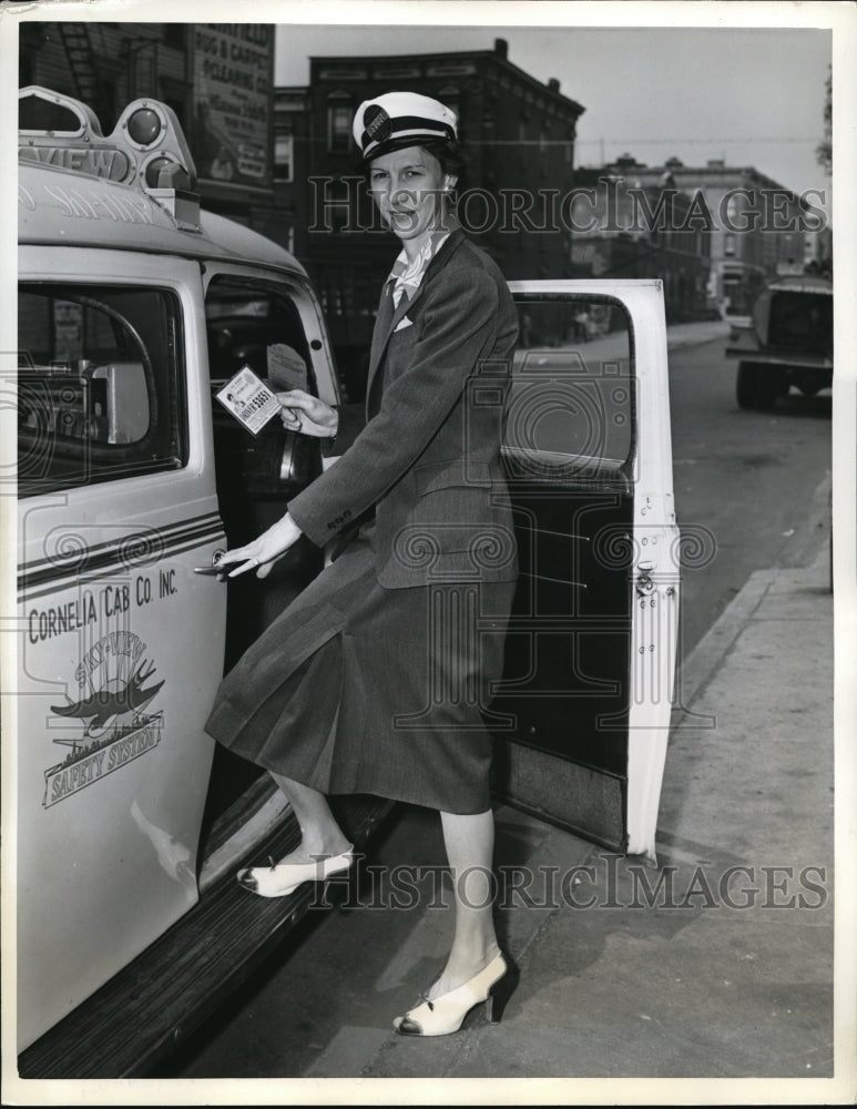 1941 Press Photo Evelyn A. Barrett, Woman Taxi Driver of Cornelia, Taxi Cab
