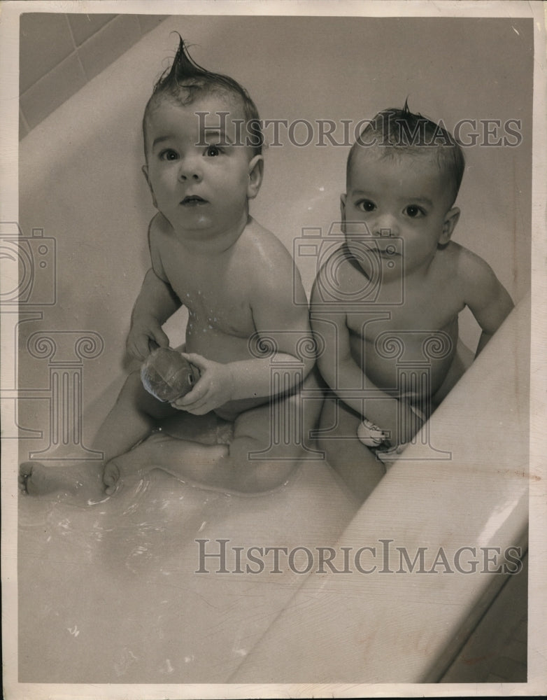 Load image into Gallery viewer, 1949 Press Photo Lawrence &amp; Michael Today in the tub
