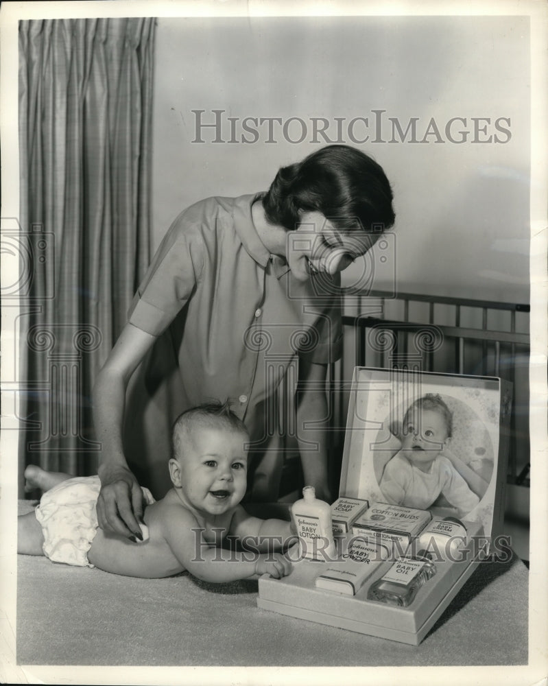 1958 Press Photo Baby & Mother are enthusiastic about the new Baby gift Set
