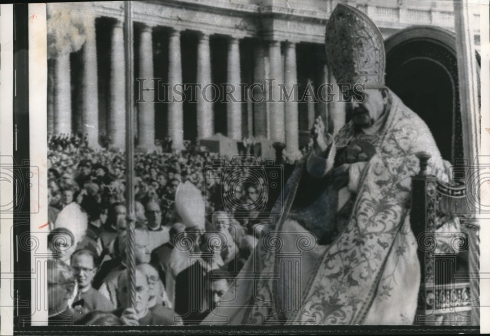 1962 Press Photo Pope John XXIII Blesses Crowd as Passes St. Peter's Square
