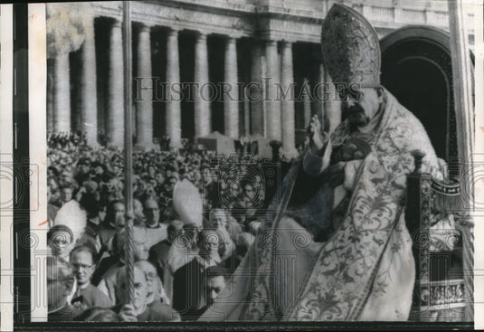 1962 Press Photo Pope John XXIII Blesses Crowd as Passes St. Peter's Square