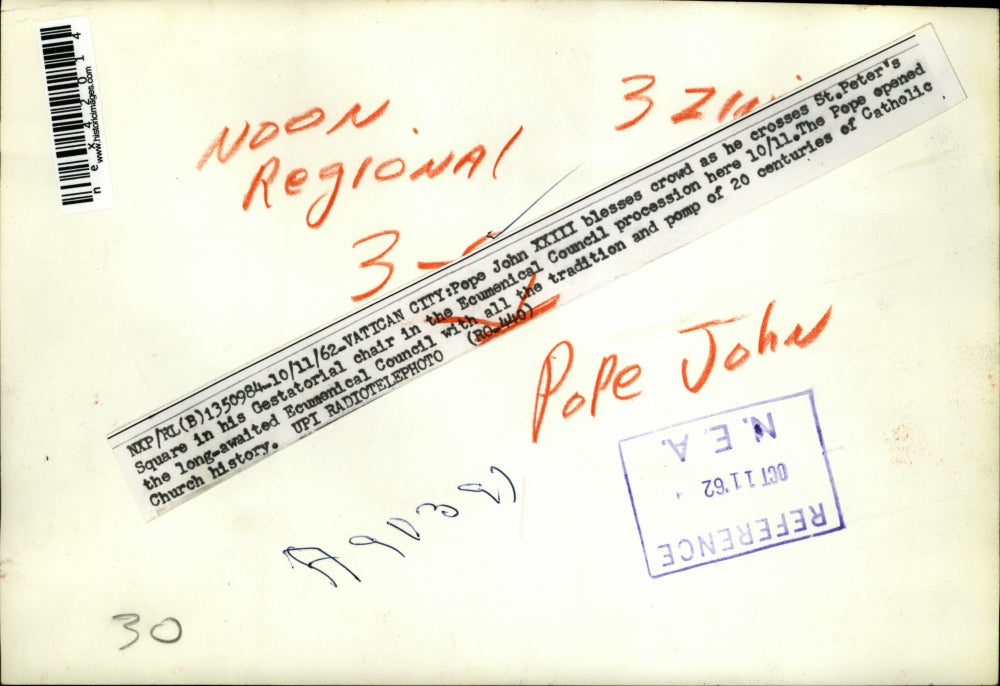 1962 Press Photo Pope John XXIII Blesses Crowd as Passes St. Peter's Square