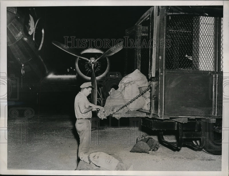 Load image into Gallery viewer, 1937 Press Photo US Post Office works with Pan Am Airways to speed delivery
