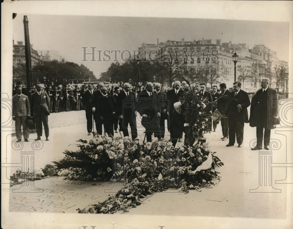 1930 Press Photo French Government placed wreath at Tomb of Unknown Soldier- Historic Images