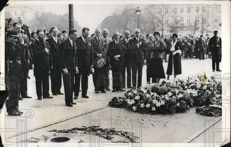 Load image into Gallery viewer, 1931 Press Photo Mayor Walker Of New York lays wreath to French Uknkown Soldier
