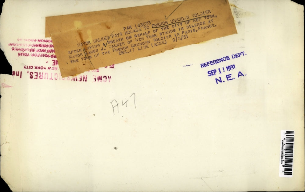 1931 Press Photo Mayor Walker Of New York lays wreath to French Uknkown Soldier