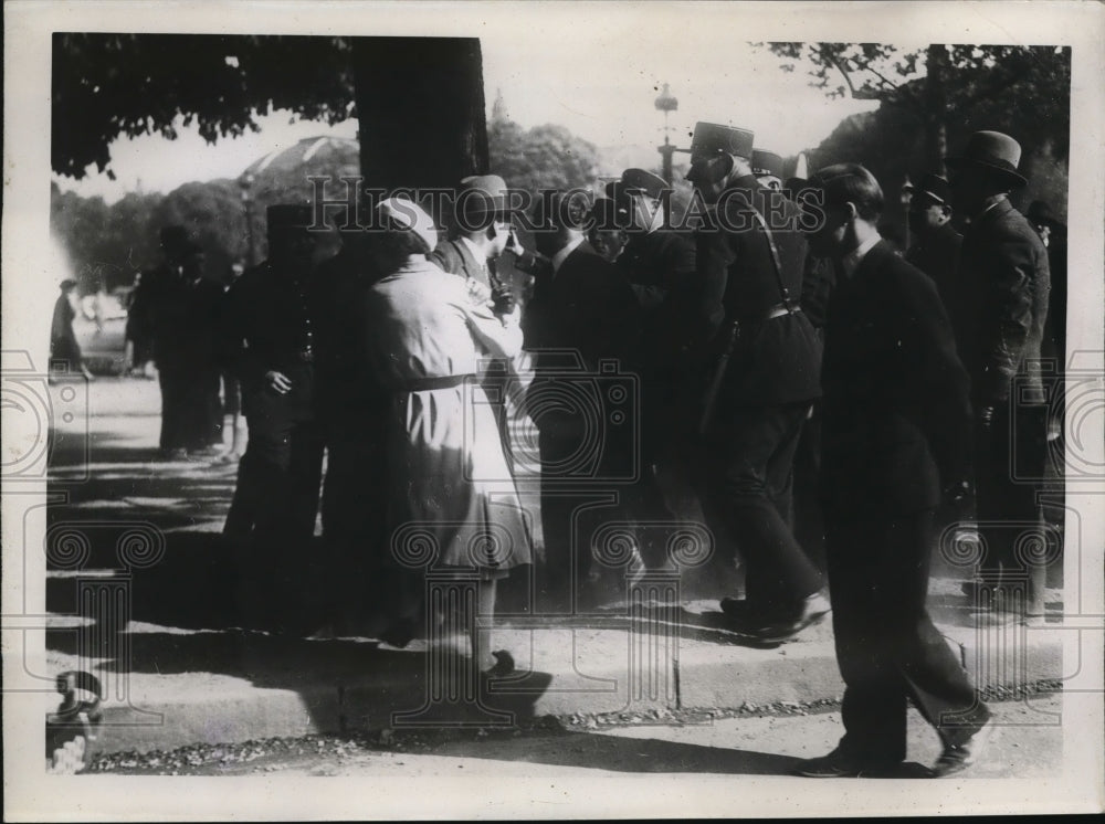 1934 Press Photo Police Make Arrest During Rioting Near Place De La Concorde