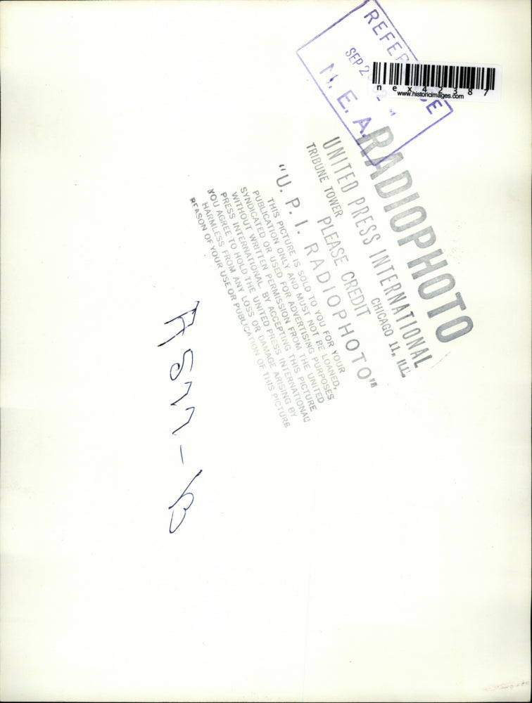 1962 Press Photo US Army Officer talks to Soviet Officer in an armored car