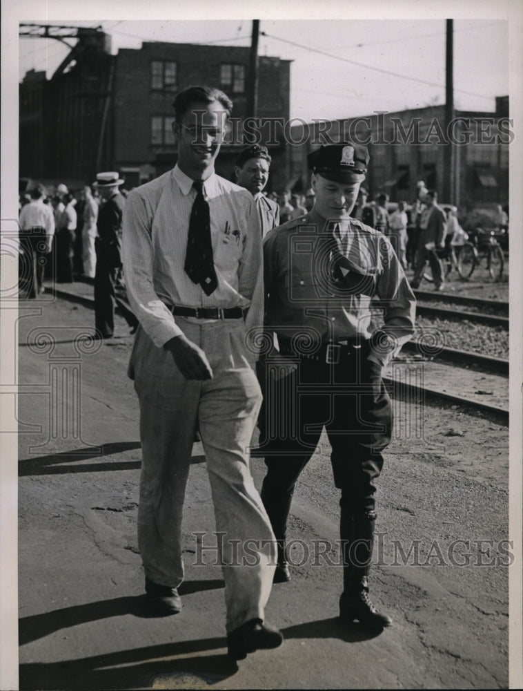 Load image into Gallery viewer, 1938 Press Photo Robert Wirtz School Teacher arrested for picketing
