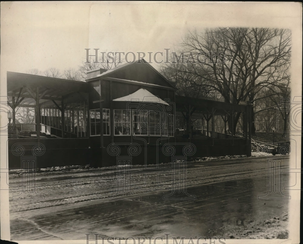 1929 Press Photo The glass encloses stand in front of the White House