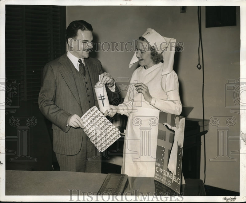 Load image into Gallery viewer, 1939 Press Photo Radio Star Lucille Manners, District Attorney Thomas E. Dewey
