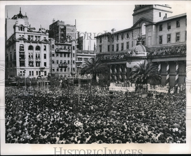 Load image into Gallery viewer, 1950 Press Photo Huge Crowds at Jan Christian Smuts Birthday Ceremony, S Africa
