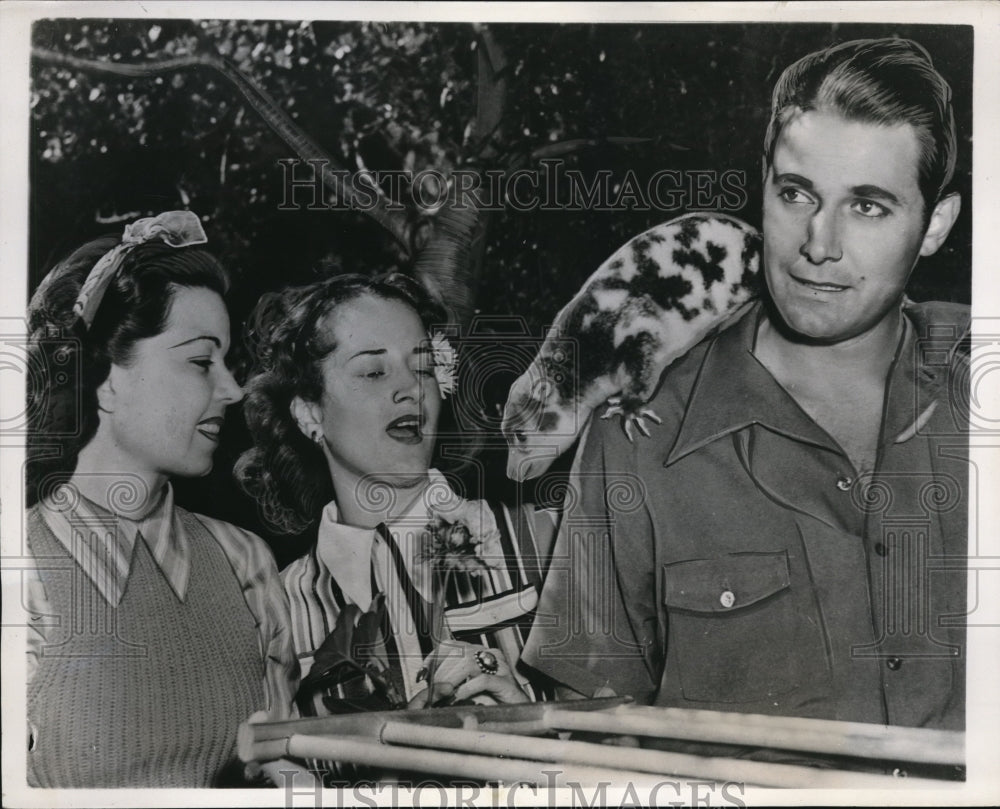 1939 Press Photo Actor John Hall with his wife singer Frances Langford