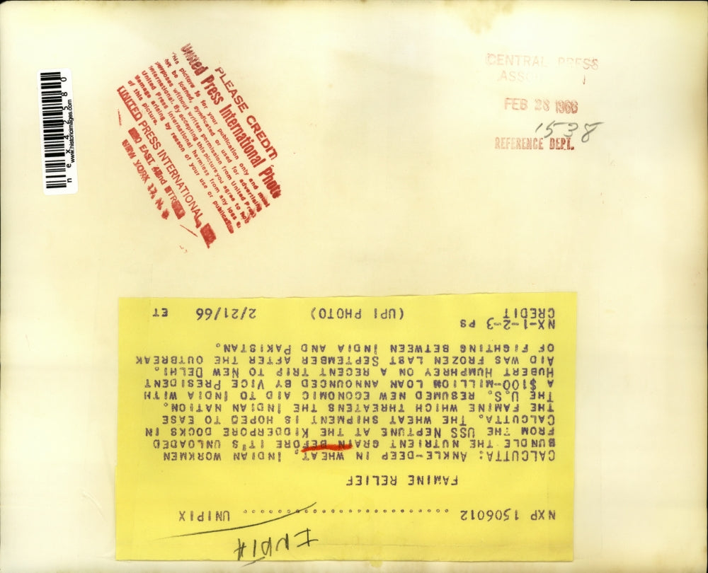 1968 Press Photo Indian Workmen bundle wheat before unloading at the USS Neptune