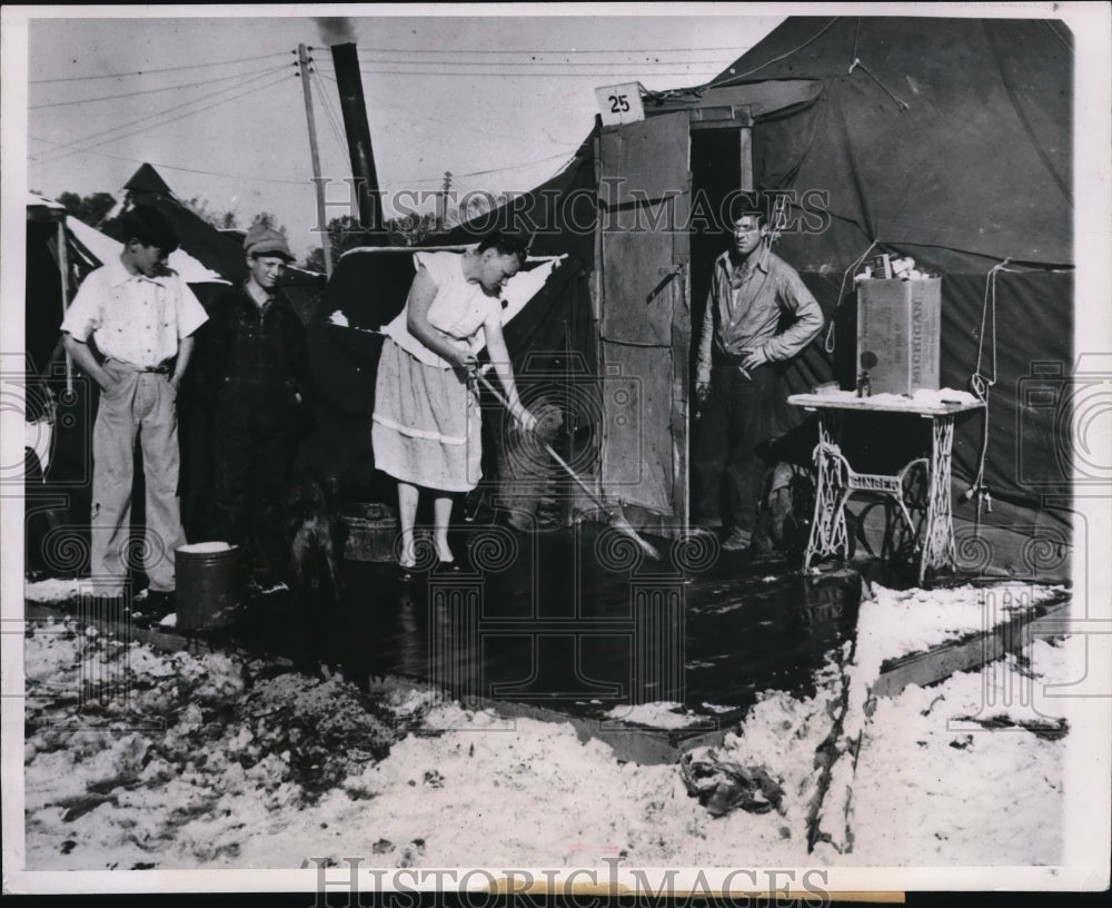 1947 Press Photo Red Cross Tent City Refufees Clean After Flood, Ottumwa, Iowa