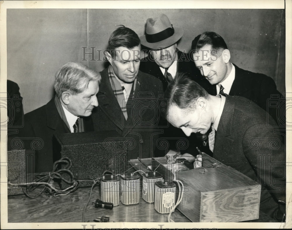 1937 Press Photo Meteorologists Record Stratosphere Balloon Progress at Radio