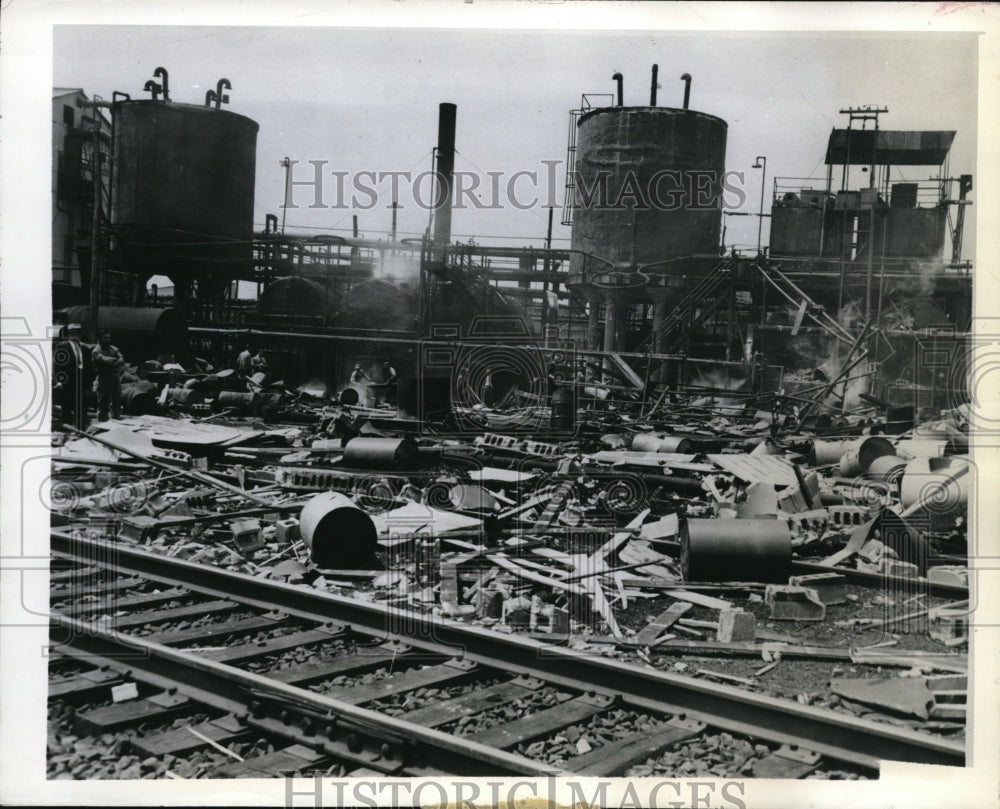 1945 Press Photo Explosion Wreckage at Bonafide Genasco, Inc. Plant, Barber NJ