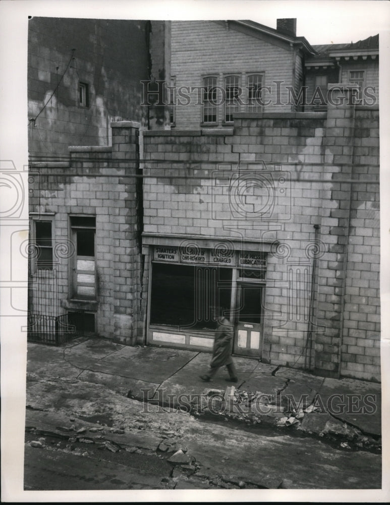 1940 Press Photo Cracked, Damaged Garage Building in Sinking Mine Shenandoah, PA