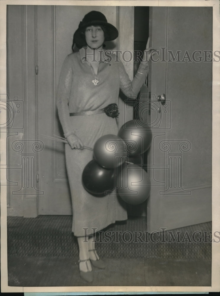 1925 Press Photo Mrs. Newall L. Tilton Selling Balloons at Bazar de Charite, NY