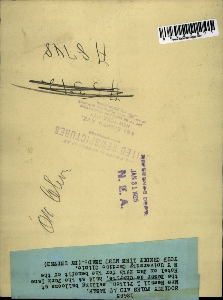 1925 Press Photo Mrs. Newall L. Tilton Selling Balloons at Bazar de Charite, NY