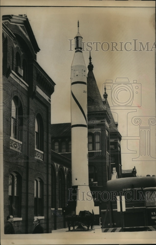 1958 Press Photo 70-Foot Jupiter-C Missile Outside Smithsonian Insititution- Historic Images