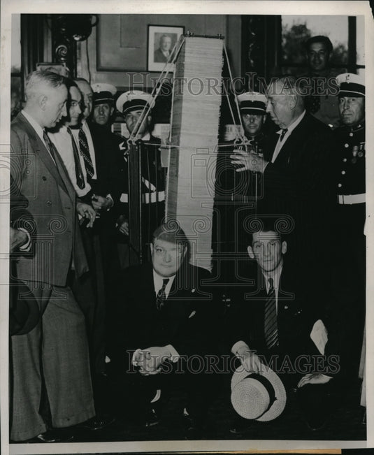 1938 Press Photo William Hale "Big Bill" Thompson Filing Anti-War Petition