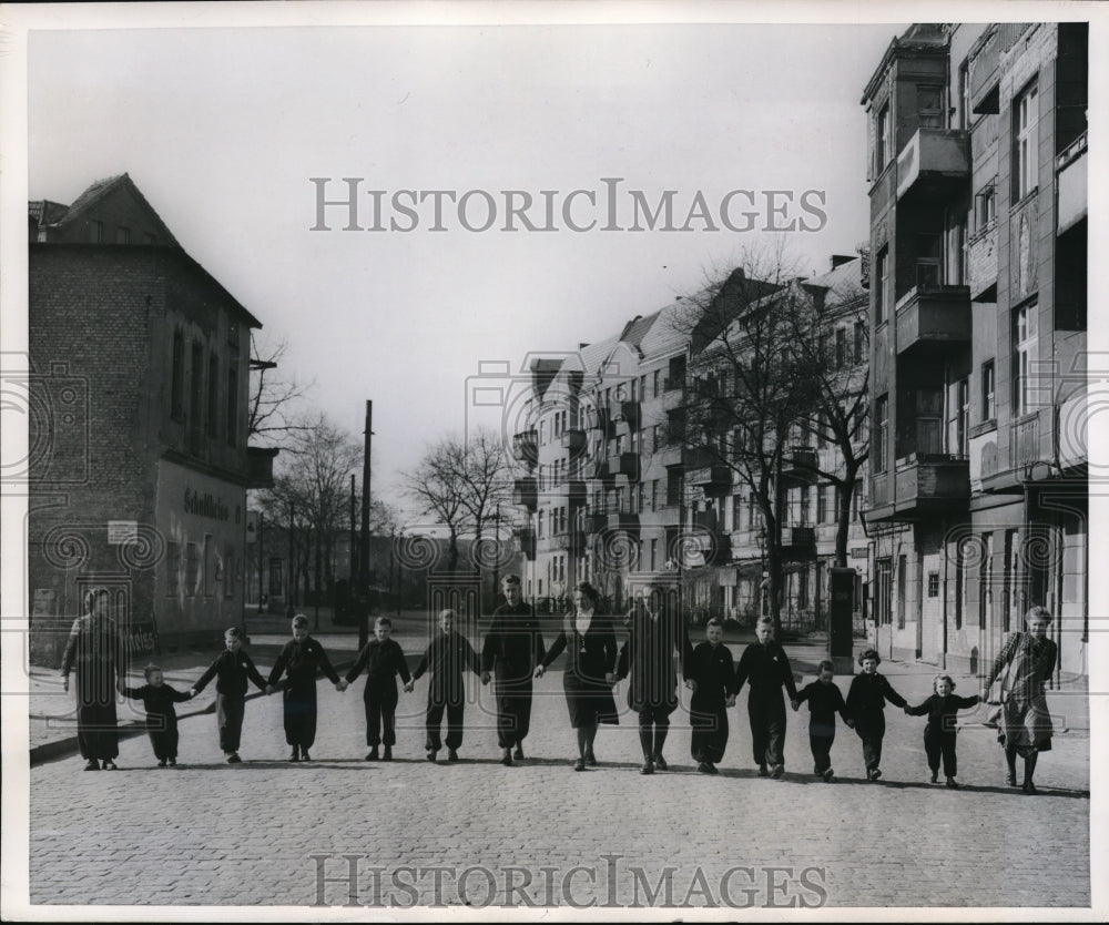 1952 Press Photo Adopted and foster children of Stawickis family.