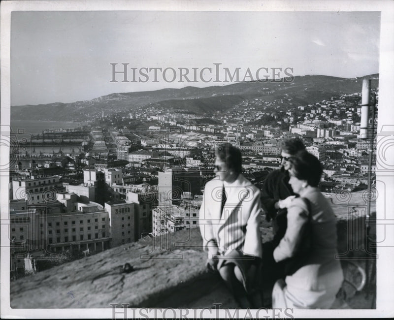 Load image into Gallery viewer, 1953 Press Photo Trieste tourists at Church of San Giusto
