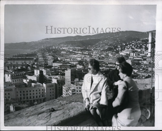 1953 Press Photo Trieste tourists at Church of San Giusto