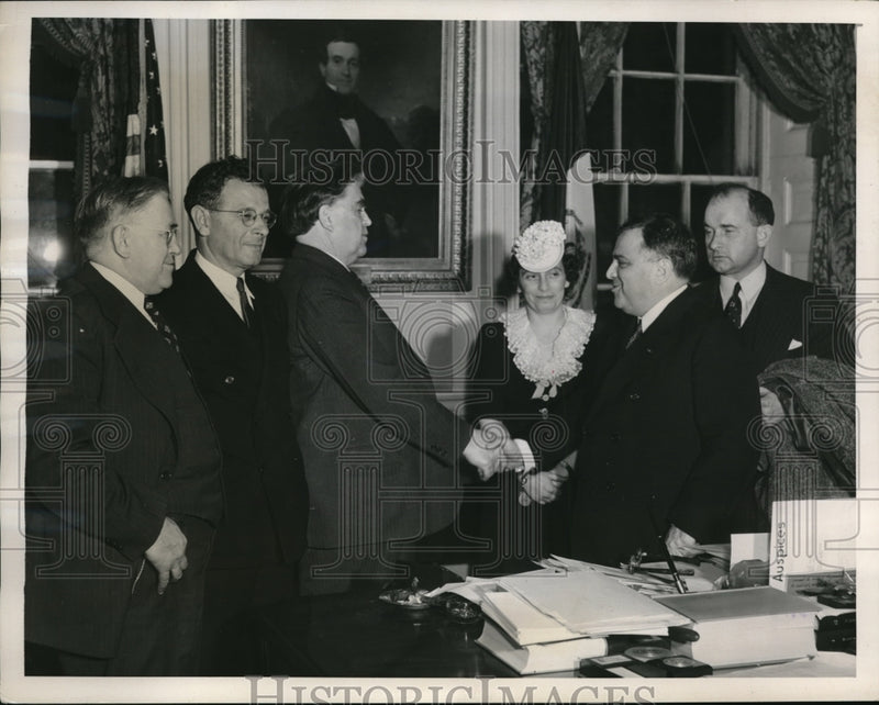 Load image into Gallery viewer, 1940 Press Photo NYC CIO pres JL Lewis, MAyor La Guardia, AS Haywood
