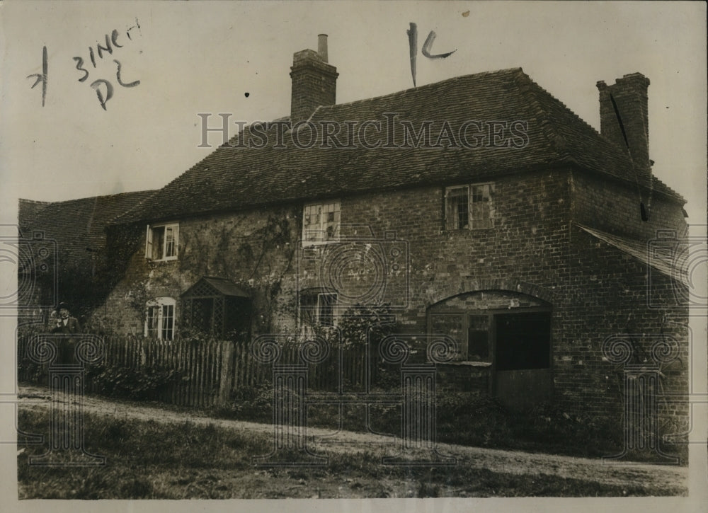 1920 Press Photo Old world cottage home blacksmith estate of Baroness Kinless