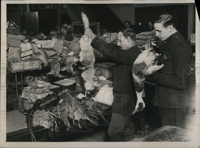 Load image into Gallery viewer, 1926 Press Photo "Derelicts" after the Christmas rush at the General Post Office
