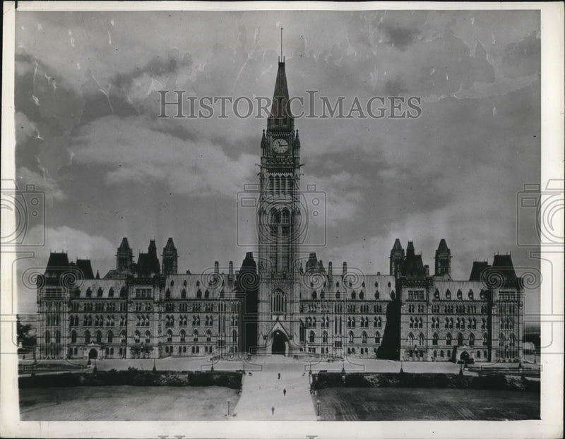 Load image into Gallery viewer, 1943 Press Photo Ottowa Canada huge old building

