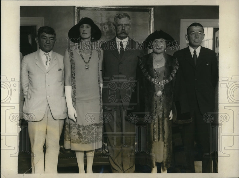 Load image into Gallery viewer, 1928 Press Photo Mayor of Southampton greets Navy Officials
