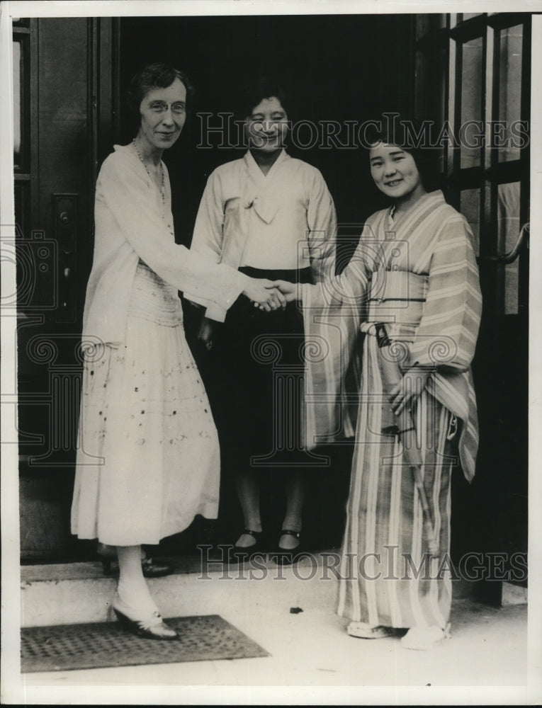 Load image into Gallery viewer, 1932 Press Photo Emma Jean Baker welcomes Yoshiko Kunugi to College of Education
